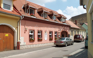 Sopron, Pócsi u. 21. Fehér Rózsa étterem 